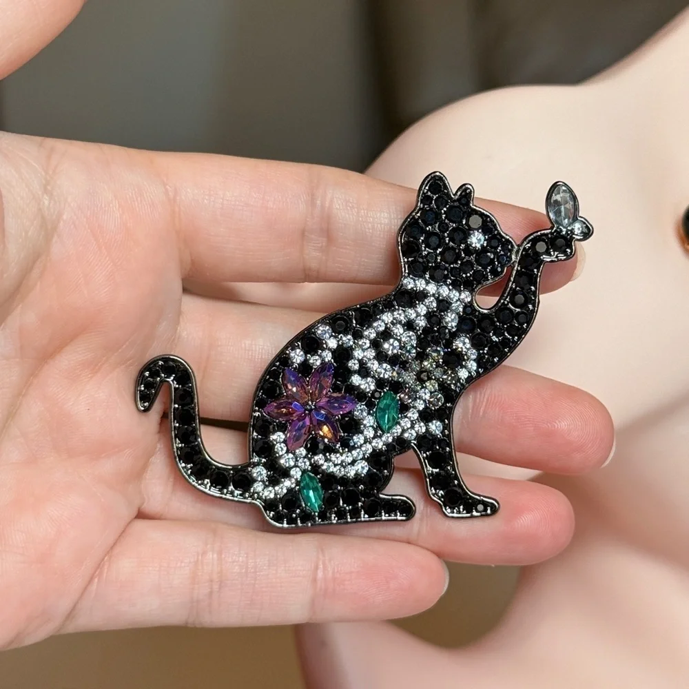 Elegant Multicolor Cat Brooch 🌷